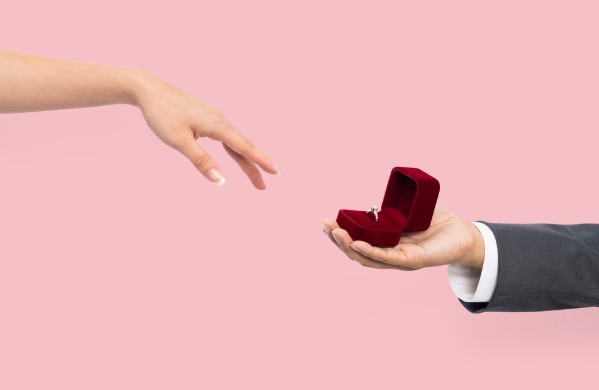 6 Cincin Tunangan Diamond Terbaru yang Sedang Naik Daun!